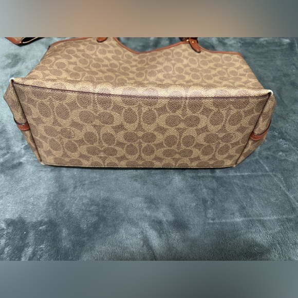 Coach Day Tote in signature canvas with removable zip pouch - Picture 5 of 11